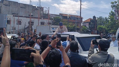 Presiden RI Prabowo Subianto saat menyapa masyarakat dari mobilnya di kawasan Jalan Gajah Mada, Denpasar, Bali pada Sabtu (13/9/2025). (Ni Made Lastri Karsiani Putri-detikBali)