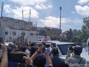 Pedagang Pasar Kumbasari Titip Harapan ke Prabowo Saat Disambangi Pascabanjir