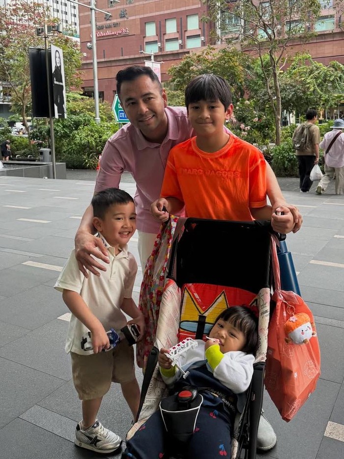 Raffi Ahmad dan tiga anaknya berada di Singapura untuk Amy Qanita.