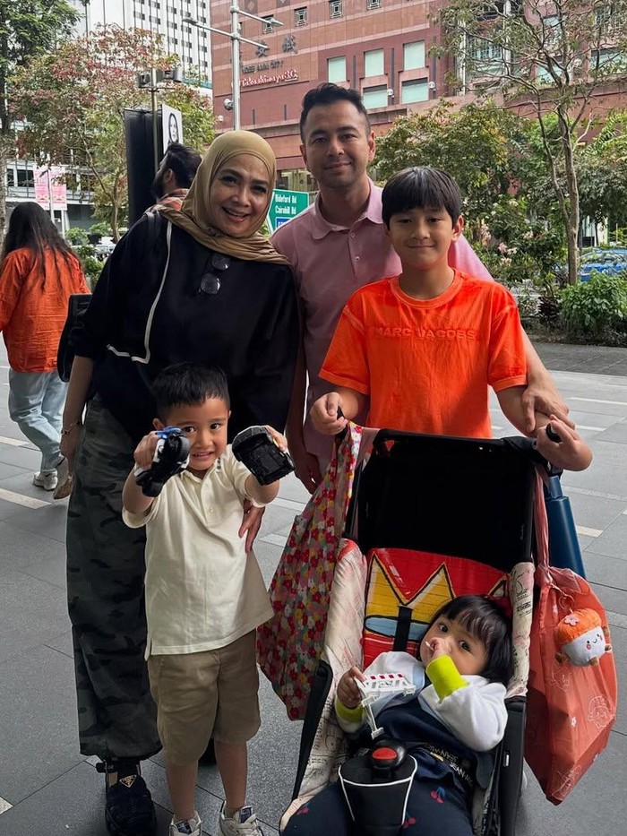 Raffi Ahmad Raffi Ahmad dan tiga anaknya berada di Singapura untuk Amy Qanita.