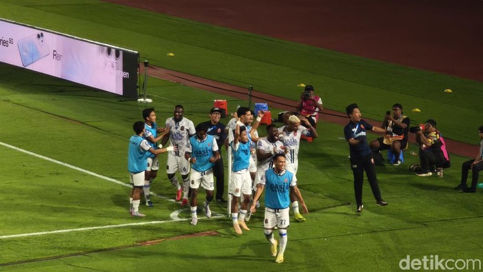 Selebrasi pemain Persijap Jepara usai membobol gawang Persis Solo, di Stadion Manahan Solo, Sabtu (19/9/2025).