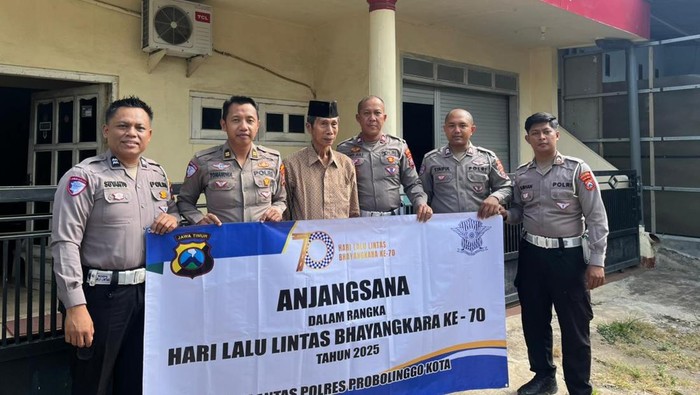 Semangat Pengabdian, Sat Lantas Polres Probolinggo Kota anjangsana Kunjungi Purnawirawan