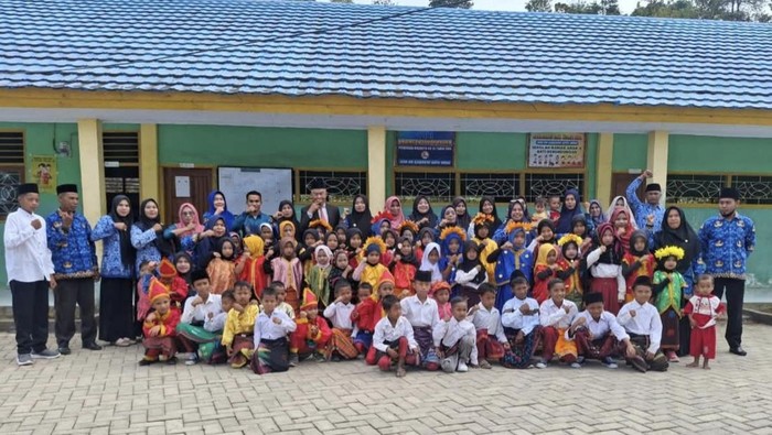 Siswa dan guru SDN 69 Kabanta, Kota Bima, salah satu sekolah pinggiran Kota Bima yang belum tersentuh program MBG. Siswa dan guru SDN 69 Kabanta, Kota Bima, salah satu sekolah pinggiran Kota Bima yang belum tersentuh program MBG.