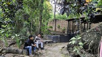 Suasana sejuk dan rindang di area situs Petilasan Prabu Siliwangi Kuningan.