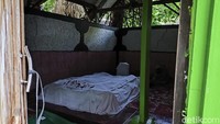 Potret batu yang ditutupi kain putih yang dulu menjadi tempat singgah dari Prabu Siliwangi.