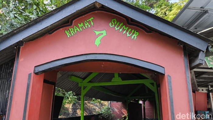 Situs Petilasan Prabu Siliwangi dan Sumur Tujuh Kuningan.