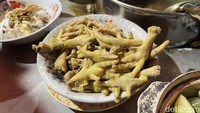 Pecinta ceker bisa pesan soto ceker juga nih. Semangkuknya terdiri dari tujuh buah ceker yang disiram dengan kuah kuning. Terlihat menggiurkan ya? Foto: Detikcom / Atiqa Rana