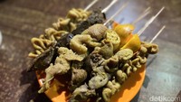 Supaya makin puas bisa dimakan bersama sate-satean, mulai dari usus, ati, ampela, hingga kulit. Harga sate per tusuknya dibanderol mulai dari Rp 3.000 saja. Foto: Detikcom / Atiqa Rana
