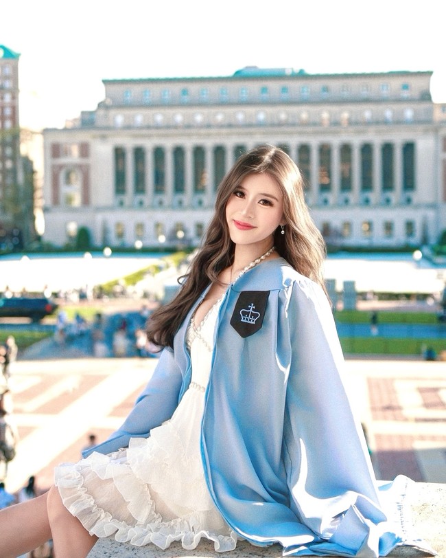 Selain itu, Stacey merupakan mahasiswa PhD di Universitas Columbia di New York yang membuat sosoknya semakin menonjol. Foto: Instagram @staceydevinachan
