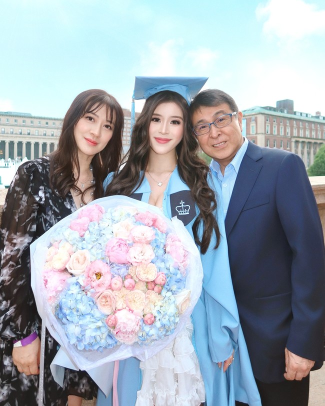 Tak hanya soal foto dan video seksi, Stacey juga sempat diperbincangkan karena latar belakang. Ia diketahui berasal dari keluarga terpandang dan merupakan cicit dari filantropis Chan Sui Ki. Foto: Instagram @staceydevinachan