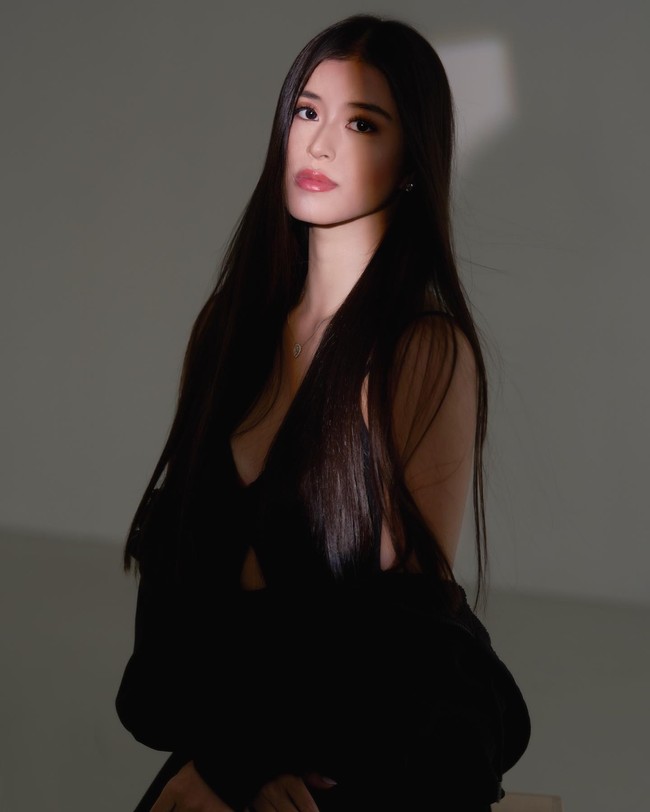 Sayangnya setelah terpilih jadi Miss Hong Kong, ia juga diperbincangkan karena kisah cintanya. Banyak orang mengkritik wanita tersebut karena menampilkan kemesraan dengan sang kekasih, termasuk saat sedang berenang bersama. Foto: Instagram @staceydevinachan