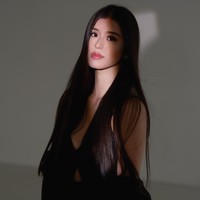 Sayangnya setelah terpilih jadi Miss Hong Kong, ia juga diperbincangkan karena kisah cintanya. Banyak orang mengkritik wanita tersebut karena menampilkan kemesraan dengan sang kekasih, termasuk saat sedang berenang bersama. Foto: Instagram @staceydevinachan