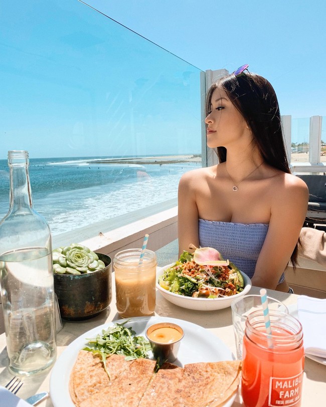 Menurut Stacey mengenai foto bikini, kebanyakan orang hanya melebih-lebihkan. “Jika semua orang ingin melihatnya, aku bisa menunjukkannya langsung, tidak masalah. Aku ingin merahasiakannya. Aku pikir tidak ada masalah untuk mempostingnya. Hanya saja budaya di Hong Kong berbeda,” jelasnya.  Foto: Instagram @staceydevinachan