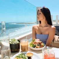 Menurut Stacey mengenai foto bikini, kebanyakan orang hanya melebih-lebihkan. “Jika semua orang ingin melihatnya, aku bisa menunjukkannya langsung, tidak masalah. Aku ingin merahasiakannya. Aku pikir tidak ada masalah untuk mempostingnya. Hanya saja budaya di Hong Kong berbeda,” jelasnya.  Foto: Instagram @staceydevinachan