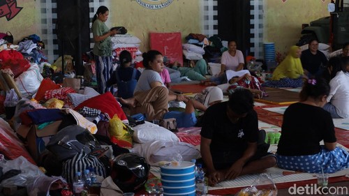 Suasana dan aktivitas para pengungsi di posko pengungsian Desa Adat Kesiman, Sabtu (13/9/2025).