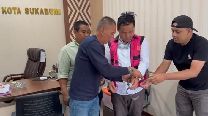 Tersangka dugaan tindak pidana korupsi di bank BUMN cabang Sukabumi saat diborgol petugas