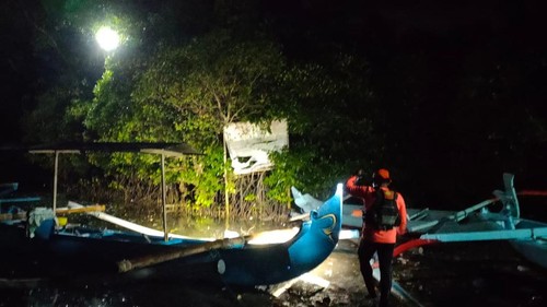 Tim Basarnas dalam pencarian korban hilang di Pantai Kelan. Jumat (12/8/2025) (Dok. Basarnas)