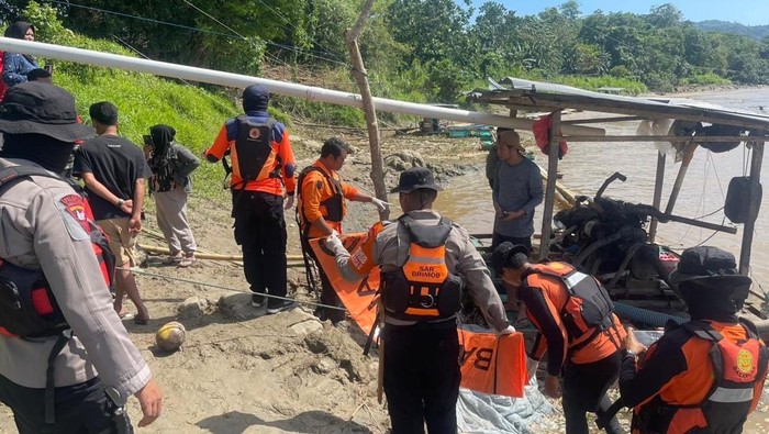 Tim SAR mengevakuasi mayat wanita yang diduga lompat dari Bendungan Benteng Pinrang.