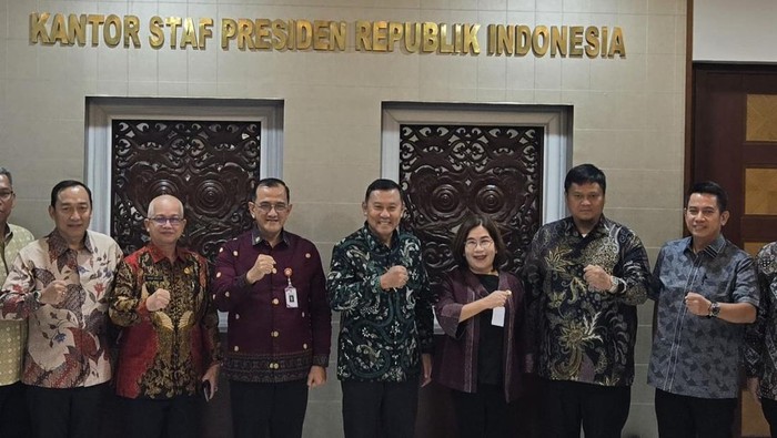 Sekda Banyuasin Erwin Ibrahin (dua dari kanan) saat menghadiri undangan KSP di Jakarta terkait Tol Palembang-Betung