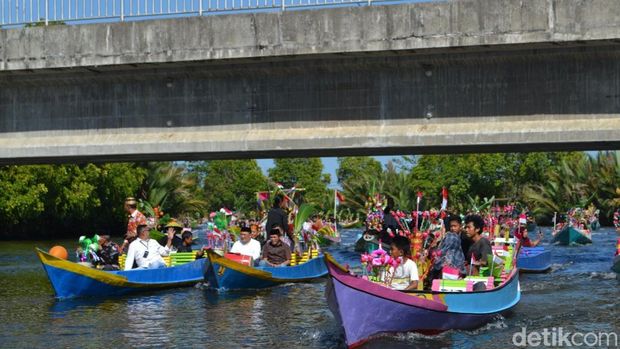 Tradisi Maulid Perahu di kawasan Rammang-rammang Maros.