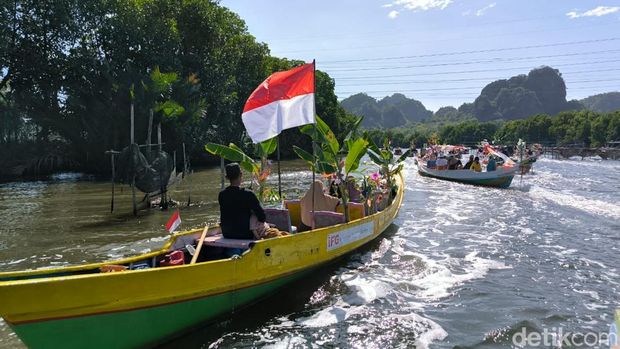Tradisi Maulid Perahu di kawasan Rammang-rammang Maros.