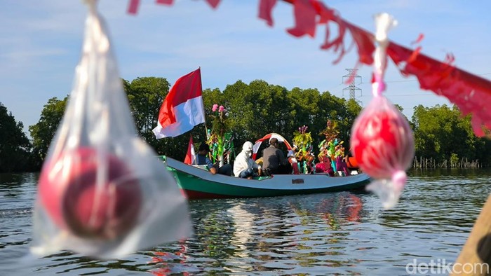 Tradisi Maulid Perahu di kawasan Rammang-rammang Maros.