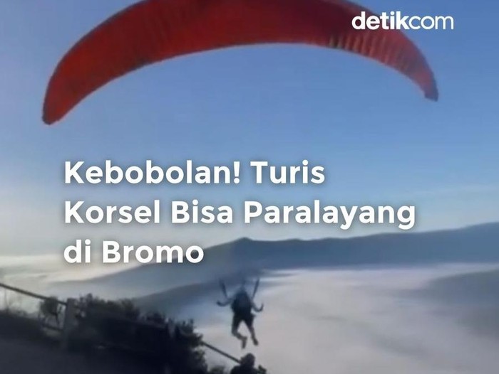 Turis Korsel Paralayang di Bromo