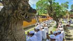 Umat Hindu Panjatkan Doa untuk Keselamatan di Bali