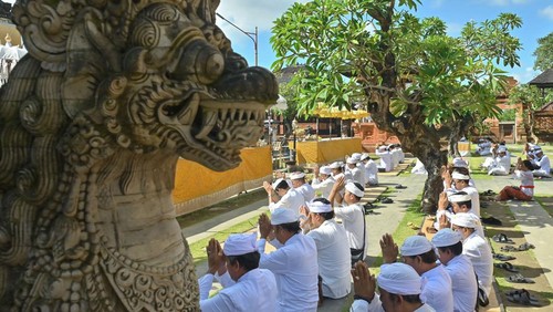 Umat Hindu mengikuti persembahyangan bersama di Pura Jagatnatha, Denpasar, Bali, Sabtu (13/9/2025). Persembahyangan bersama itu diselenggarakan Parisada Hindu Dharma Indonesia (PHDI) Denpasar untuk memohon keselamatan agar masyarakat terhindar dari musibah dan bencana seperti peristiwa banjir. ANTARA FOTO/Fikri Yusuf/sgd