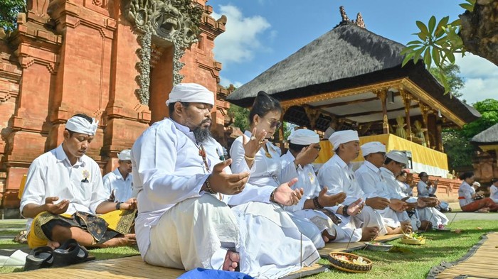 Umat Hindu mengikuti persembahyangan bersama di Pura Jagatnatha, Denpasar, Bali, Sabtu (13/9/2025). Persembahyangan bersama itu diselenggarakan Parisada Hindu Dharma Indonesia (PHDI) Denpasar untuk memohon keselamatan agar masyarakat terhindar dari musibah dan bencana seperti peristiwa banjir. ANTARA FOTO/Fikri Yusuf/sgd