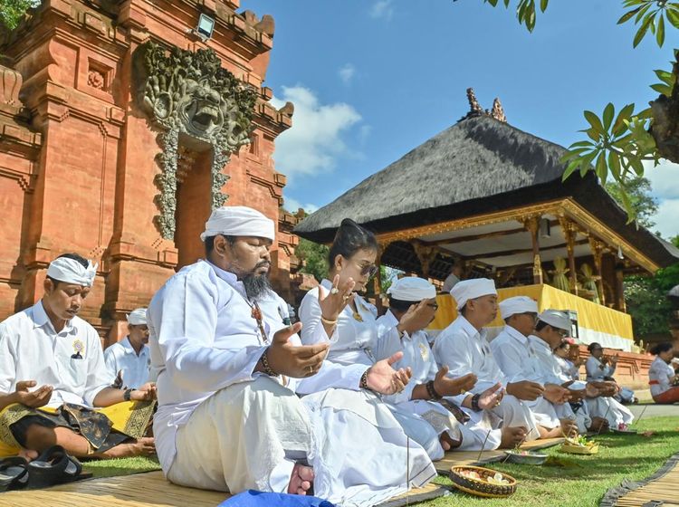Umat Hindu Panjatkan Doa untuk Keselamatan di Bali