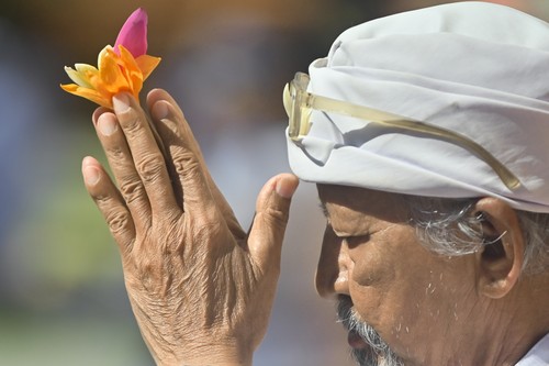 Umat Hindu mengikuti persembahyangan bersama di Pura Jagatnatha, Denpasar, Bali, Sabtu (13/9/2025). Persembahyangan bersama itu diselenggarakan Parisada Hindu Dharma Indonesia (PHDI) Denpasar untuk memohon keselamatan agar masyarakat terhindar dari musibah dan bencana seperti peristiwa banjir. ANTARA FOTO/Fikri Yusuf/sgd