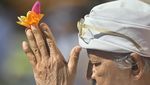 Umat Hindu Panjatkan Doa untuk Keselamatan di Bali