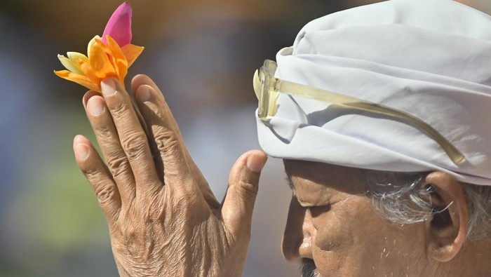 Umat Hindu mengikuti persembahyangan bersama di Pura Jagatnatha, Denpasar, Bali, Sabtu (13/9/2025). Persembahyangan bersama itu diselenggarakan Parisada Hindu Dharma Indonesia (PHDI) Denpasar untuk memohon keselamatan agar masyarakat terhindar dari musibah dan bencana seperti peristiwa banjir. ANTARA FOTO/Fikri Yusuf/sgd