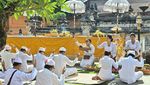 Umat Hindu Panjatkan Doa untuk Keselamatan di Bali
