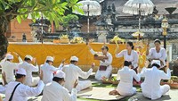 Peristiwa banjir yang melanda sejumlah wilayah menjadi latar penyelenggaraan ritual ini. Melalui doa bersama, umat berharap energi positif dapat menjaga Bali tetap harmonis. ANTARA FOTO/Fikri Yusuf
