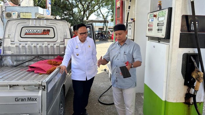 Wakil Bupati Bone Andi Akmal Pasluddin saat melakukan sidak di SPBU di Kabupaten Bone.