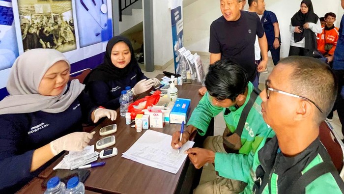 Wakil Ketua DPR RI Saan Mustopa saat melakukan cek kesehatan gratis bersama driver ojol