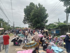 Demo Tolak Stockpile Batu Bara, Warga Jambi Blokir Jalan Lintas Timur Sumatera