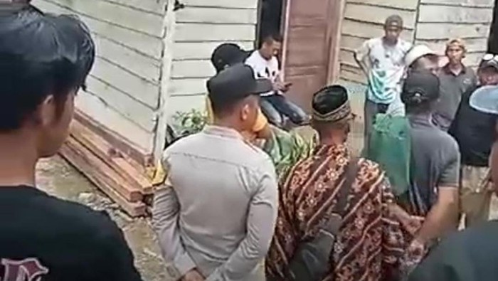 Warga menggeruduk rumah terduga pembunuh bocah dalam karung di Konawe Selatan.