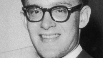 Pada November 1961, Michael Rockefeller, putra Gubernur New York Nelson Rockefeller yang berusia 23 tahun, menghilang saat sedang melakukan ekspedisi mengoleksi karya seni. Setelah katamarannya terbalik di lepas pantai yang kini merupakan wilayah Papua Nugini, ia memutuskan berenang ke pantai yang jauh untuk mencari pertolongan. Rockefeller tidak pernah muncul kembali, dan penyebab resmi kematiannya tercatat karena tenggelam. Namun, laporan-laporan yang terus-menerus dan penyelidikan selanjutnya menunjukkan bahwa ia berhasil mencapai pantai, namun dibunuh oleh penduduk suku setempat. Foto: Bored Panda