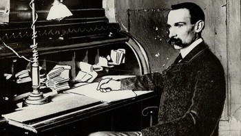 Setelah menjual seluruh kerajaan teaternya dengan harga yang sangat mahal, raja Kanada Ambrose Small menghilang pada 2 Desember 1919. Ia menyetorkan cek dalam jumlah besar dan kemudian menghilang dari kantornya di Toronto, meninggalkan kekayaan barunya. Ini menjadi salah satu investigasi polisi yang paling terkenal dalam sejarah Kanada, tetapi tidak menghasilkan petunjuk yang kredibel. Foto: Bored Panda