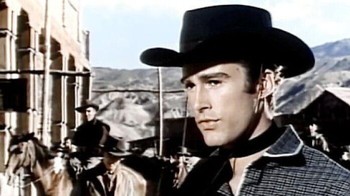 Putra aktor legendaris Errol Flynn, Sean Flynn, membangun kariernya sebagai jurnalis foto yang berani. Saat bertugas meliput perang di Asia Tenggara, ia dan rekan jurnalisnya, Dana Stone, mengendarai sepeda motor ke Kamboja pada 6 April 1970. Keduanya langsung menuju pos pemeriksaan yang dijaga gerilyawan Khmer Merah dan ditawan. Baik Flynn maupun Stone tidak pernah terlihat lagi, dan keduanya diduga telah dieksekusi oleh para penculik. Foto: Bored Panda