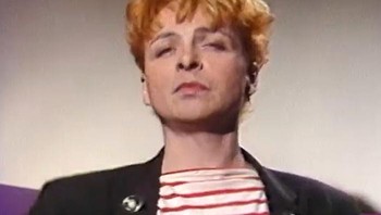 Penyanyi glam rock Prancis, Alain Kan, menghilang secara misterius pada 14 April 1990. Saat berada di stasiun Metro Paris bersama kekasihnya, ia meminta izin untuk membeli rokok. Namun sayangnya Kan tidak pernah kembali dan tidak pernah terlihat atau terdengar lagi. Kepergiannya yang tiba-tiba membuat nasibnya menjadi misteri. Foto: Bored Panda