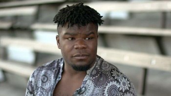 Pemain rugby profesional dan kontestan X Factor, Levi Davis, menghilang secara misterius di Barcelona pada 29 Oktober 2022. Ia terakhir terlihat di CCTV meninggalkan sebuah pub Irlandia sendirian, setelah tiba di kota itu sebelumnya pada hari yang sama dengan feri dari Ibiza. Beberapa menit sebelum menghilang, Davis mengirimkan video terakhir kepada ibunya. Polisi Spanyol kemudian menemukan paspornya di pelabuhan kota, tetapi penyelidikan menyeluruh belum menghasilkan petunjuk lebih lanjut tentang keberadaannya. Foto: Bored Panda