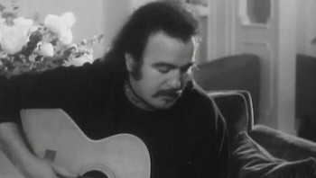 Pada tahun 1975, musisi folk-rock, Jim Sullivan, sedang berkendara dari Los Angeles ke Nashville untuk meraih kesuksesan yang lebih besar. Ia menginap di sebuah motel di Santa Rosa, New Mexico, tetapi kemudian menghilang, meninggalkan kunci kamarnya. Pihak berwenang kemudian menemukan mobilnya terbengkalai di jalan terpencil di gurun dengan dompet, gitar, dan rekaman-rekamannya yang belum terjual. Misteri hilangnya Sullivan sering dikaitkan dengan judul albumnya yang aneh pada tahun 1969, UFO, yang berisi lirik tentang alien. Foto: Bored Panda