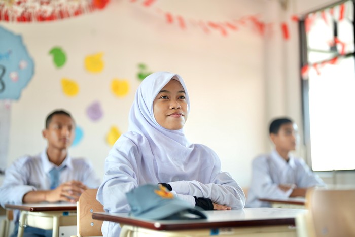 Adelia Eka Tri Septiani (16) tak pernah membayangkan hidupnya bisa berubah drastis setelah bergabung menjadi siswa Sekolah Rakyat Menengah Atas (SRMA) 13 Kota Bekasi, Jawa Barat.
