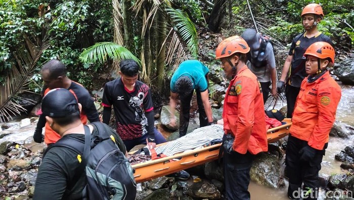 Tim SAR mengevakuasi turis asal Belanda bernama Johannes Antoni (68) yang terjatuh di air terjun Lombongo, Kabupaten Bone Bolango, Gorontalo.
