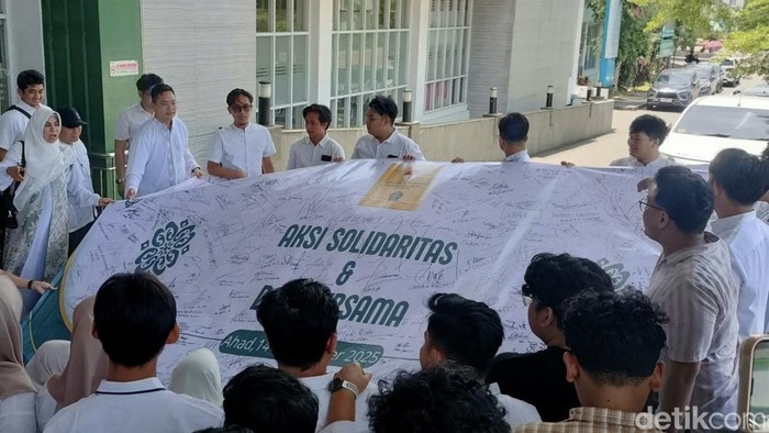 Aksi Solidaritas di RSI Sultan Agung Aksi solidaritas dan doa bersama di RSI Sultan Agung, Kecamatan Genuk, Kota Semarang, Minggu (14/9/2025).