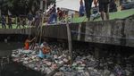 Aksi Warga Ternate Gotong Royong Kumpulkan Sampah Demi Selamatkan Laut